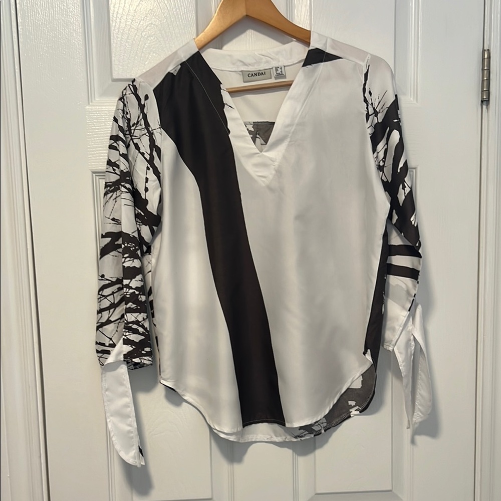 CANDA Black and White Abstract V-Neck Blouse